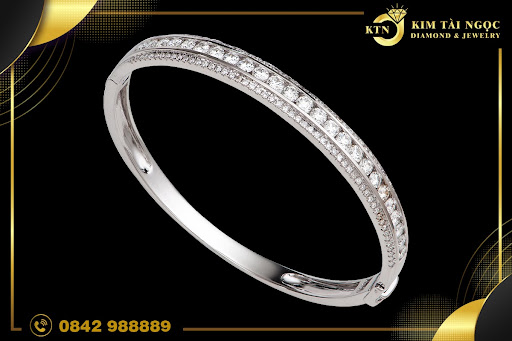 Lắc tay kim cương PNJ Kim Tài Ngọc Diamond sẽ trở thành món phụ kiện quý giá và sang trọng trong bộ sưu tập của bạn. Thiết kế độc đáo và chất lượng tuyệt vời của sản phẩm chắc chắn sẽ khiến bạn cảm thấy thỏa mãn và tự tin hơn trong mọi dịp.