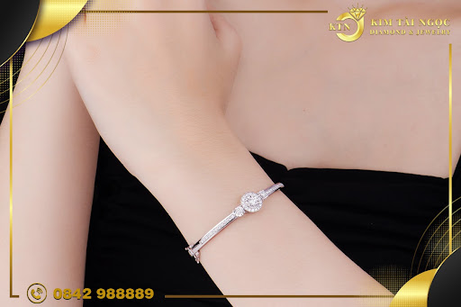 Kim cương là biểu tượng của sự sang trọng và quý phái. Và PNJ đã mang đến cho khách hàng sản phẩm vượt trội với lắc tay kim cương Kim Tài Ngọc Diamond. Với thiết kế chất lượng và đầy ấn tượng, sản phẩm này chắc chắn sẽ làm mãn nhãn những khách hàng khó tính nhất.