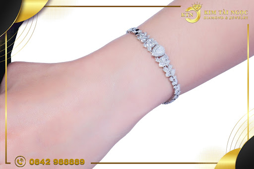 Mua lắc tay kim cương:
Đến PNJ để tận hưởng trải nghiệm mua sắm trang sức đích thực. Với sự đa dạng và chất lượng sản phẩm, bạn sẽ dễ dàng tìm được chiếc lắc tay kim cương ưng ý nhất. Đây còn là món quà ý nghĩa và sang trọng dành cho người thân yêu.