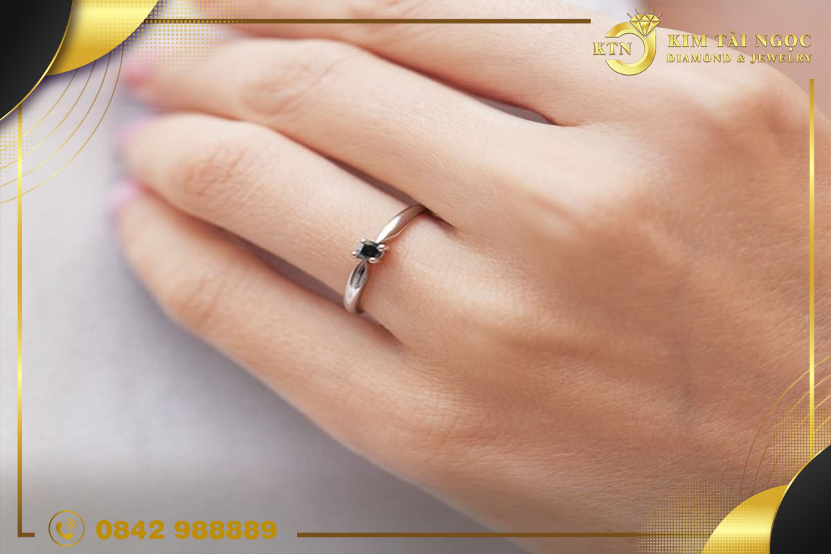 Chú ý đến màu da và dáng tay cũng là một cách giúp các nàng lựa chọn được chiếc nhẫn phù hợp.